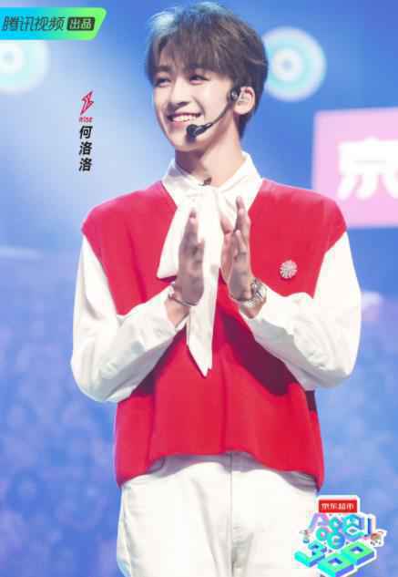 何洛洛成团后综艺首秀超吸睛R1SE与草蜢新老组合对决《合唱吧300》