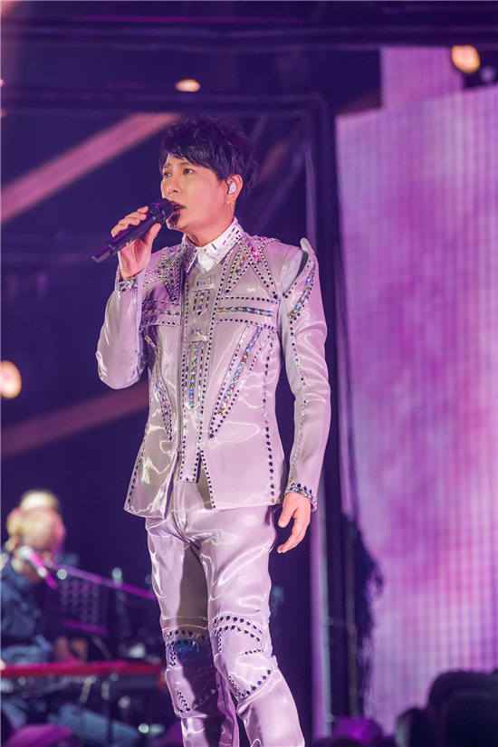 张信哲“未来式”长沙站成周末合家欢 张信哲演唱了哪些经典歌曲?