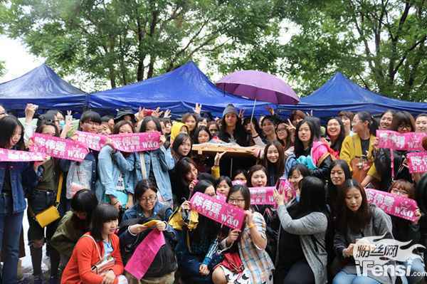 粉丝送福利 陈伟霆电影片场惊现日料车