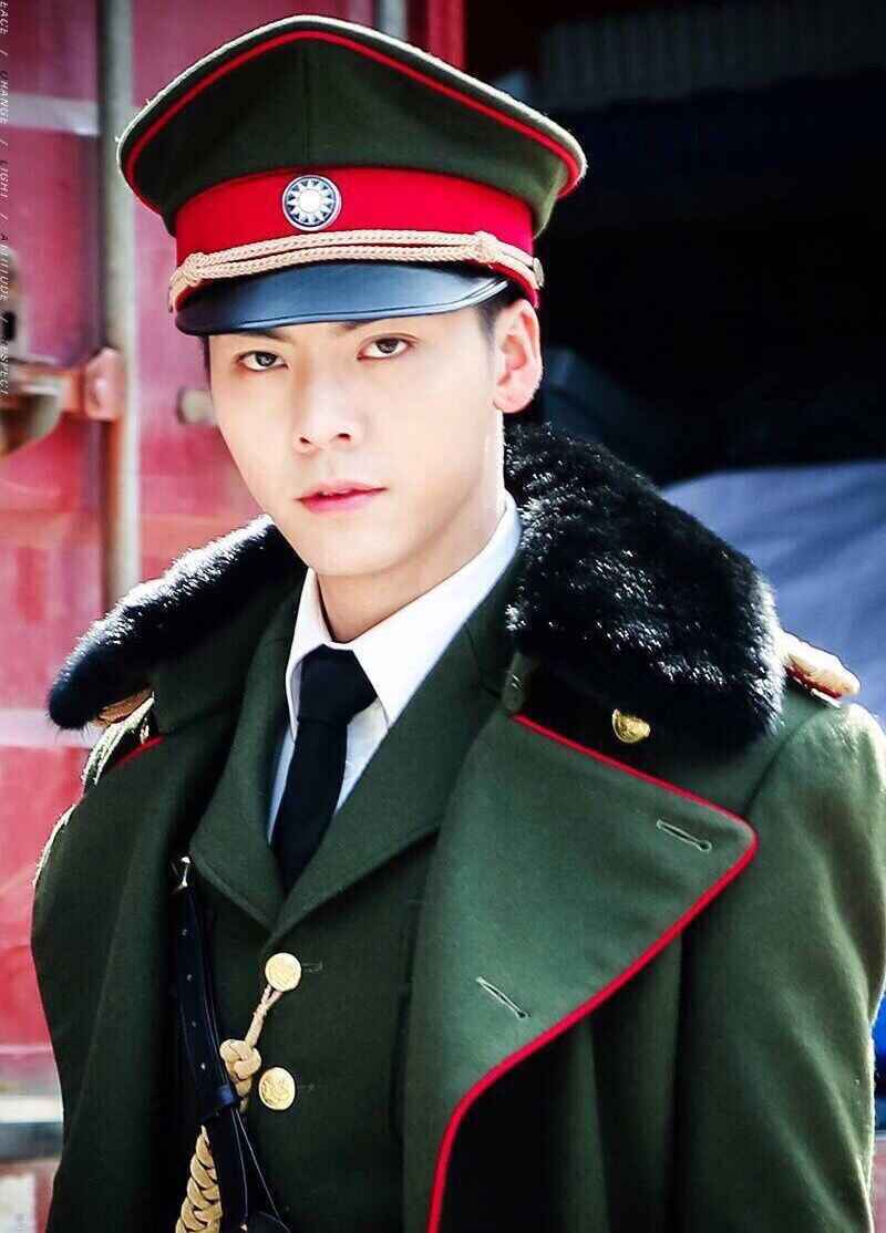 陈伟霆穿起军装来分分钟让你沦陷！