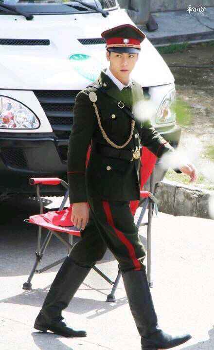 陈伟霆穿起军装来分分钟让你沦陷！