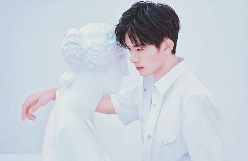 谢娜要易烊千玺吹葫芦丝，何炅借道具神补刀，四字弟弟表情太真实