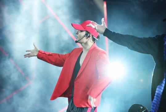 张艺兴再现教科书级别Balance 新舞台《MASK》挑战一镜到底