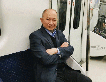 吴宇森开微博向网友问好 晒照与爱犬一同吃饭