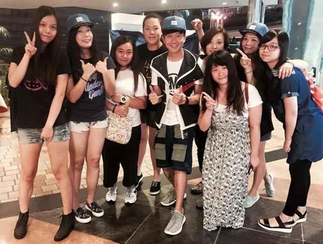 林俊杰“突袭”电影院 与粉丝相约看电影