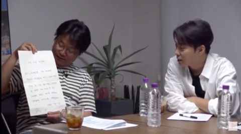 在《三时四崽子》的直播中，水晶男孩被罗PD绑架了...成员们都超堂皇