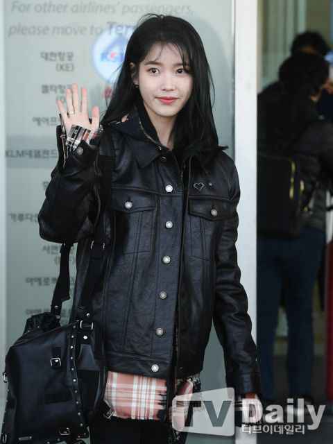 IU演唱会下台访问年长者接受点歌！意外钓出粉丝留言