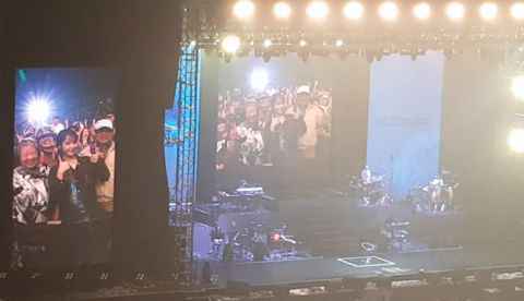 IU演唱会下台访问年长者接受点歌！意外钓出粉丝留言