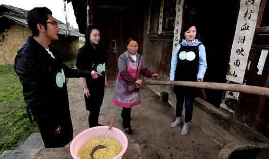 《我们在行动》贵州扶贫 邹市明冉莹颖“回乡寻根” 叶祖新挑战挖蜂巢