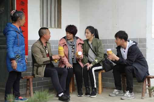 《我们在行动》贵州扶贫 邹市明冉莹颖“回乡寻根” 叶祖新挑战挖蜂巢