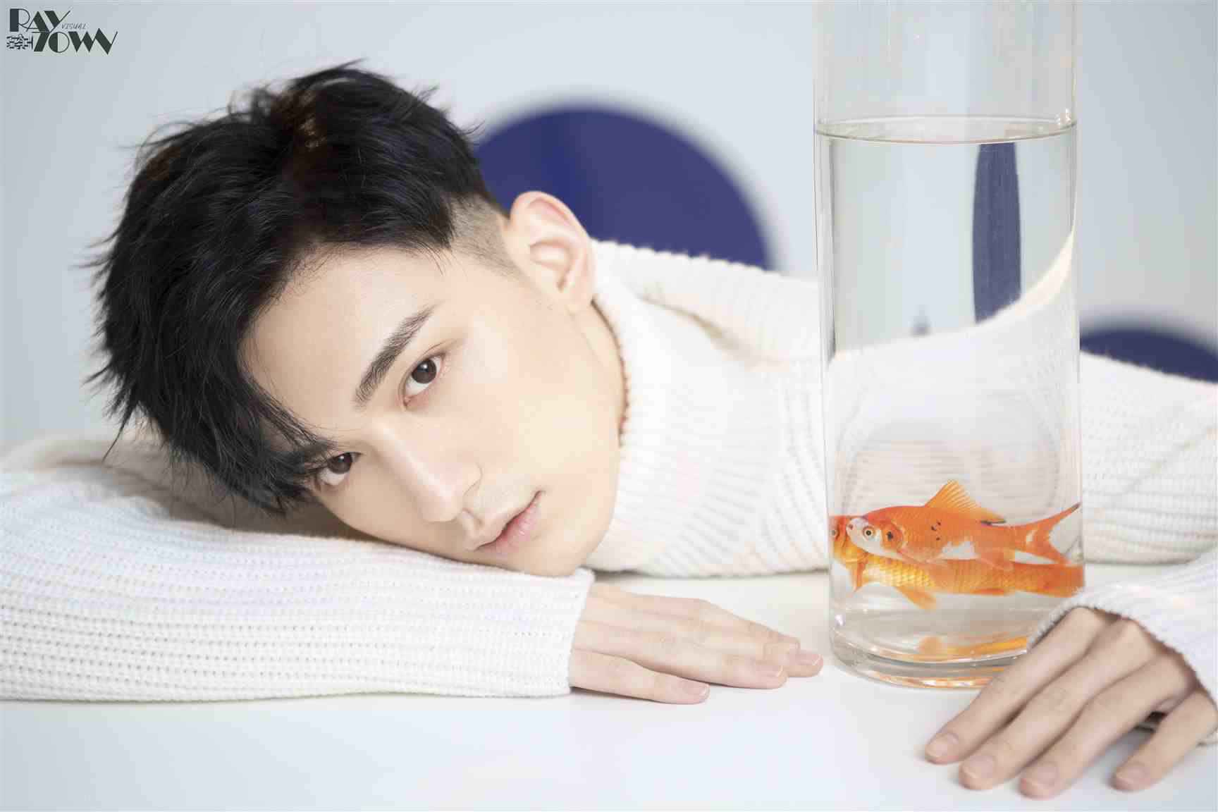 《拜托啦师兄》常喆宽冬日闪现 时尚诠释纯白系初恋