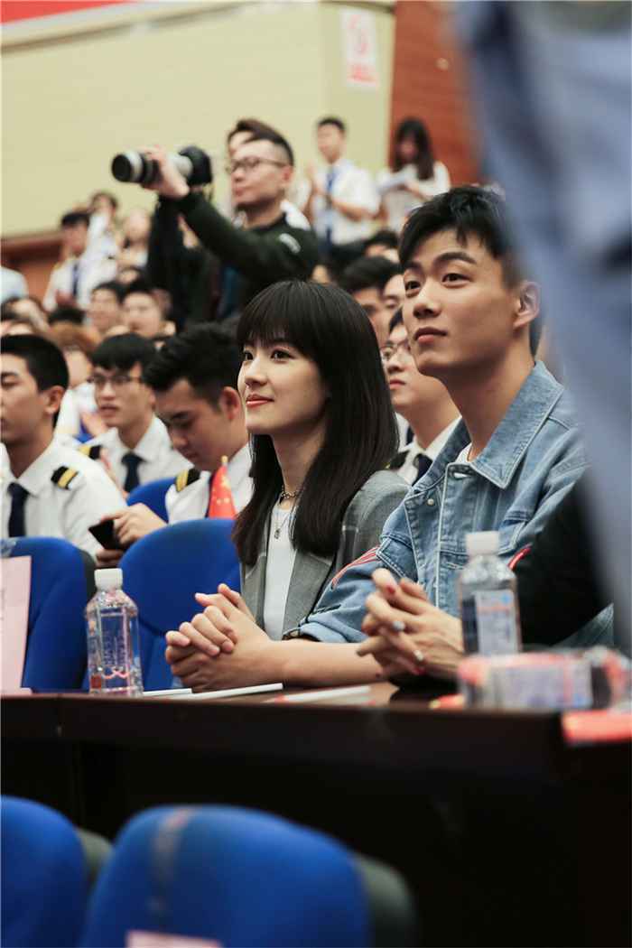 雅玫现身《中国机长》川渝路演 深夜发博分享内心感悟