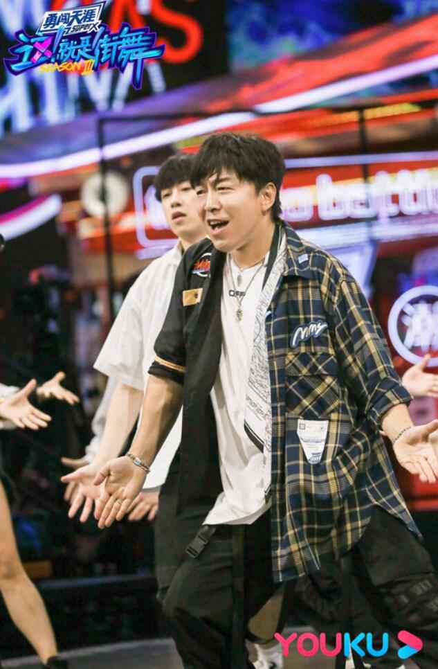 《这!就是街舞》第三季杨文韬张灿双人舞惊艳出圈，走心神作引爆全网讨论