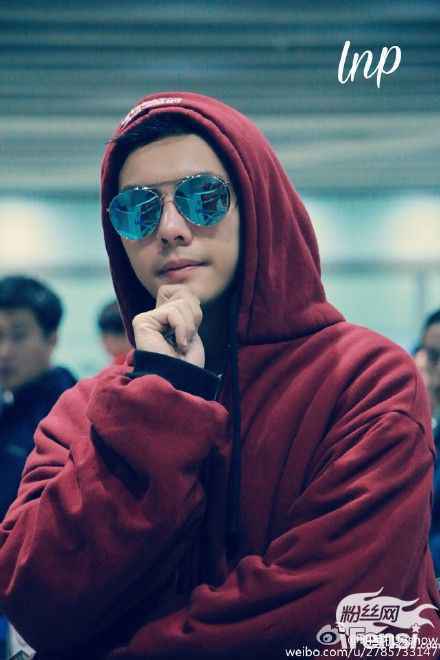 看到老人跌倒后,陈伟霆的做法帅翻了..