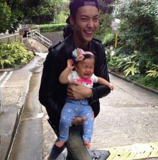 看到老人跌倒后,陈伟霆的做法帅翻了..