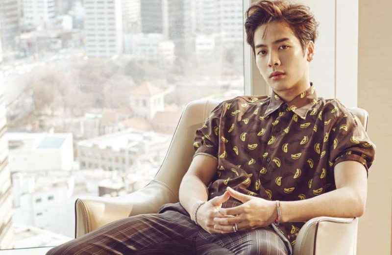 王嘉尔参加《这就是街舞》舞蹈功底被质疑，此前站错队，这次还能弥补吗？