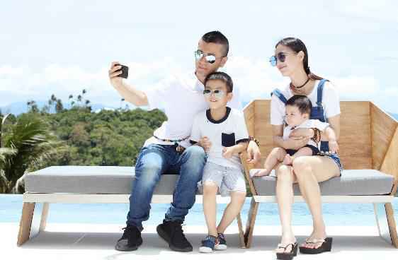 《妈超》曝光黄圣依童年照，安迪安麟谁更像妈妈？