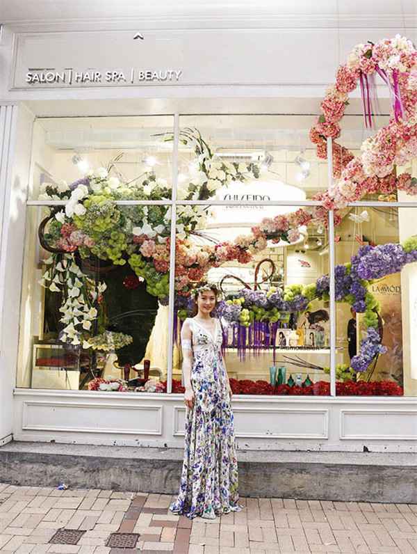 周丽淇投资花店做老板 低胸裙美如仙女