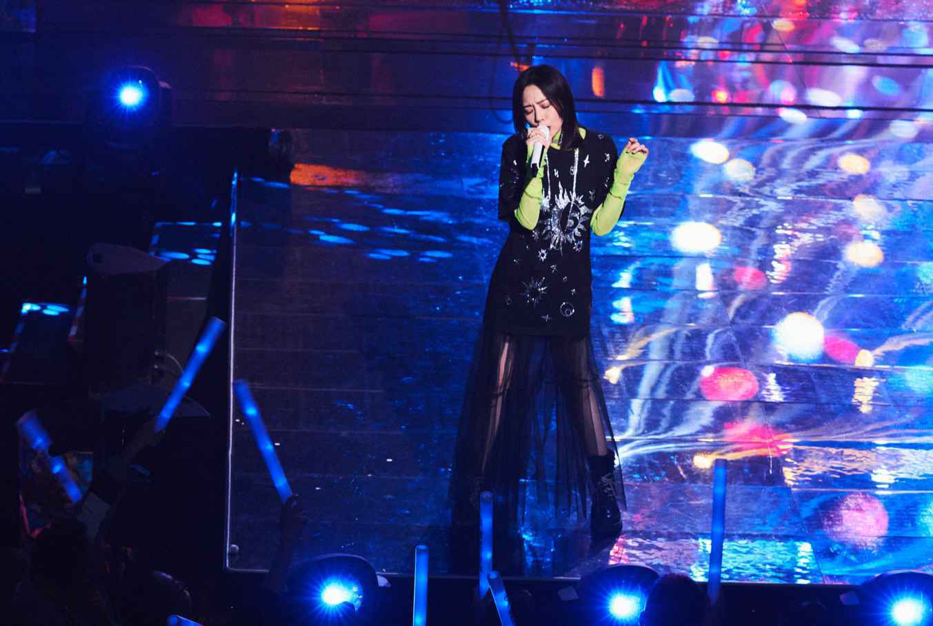 张靓颖办首张英文专辑首唱会 穿透视纱裙秀美腿