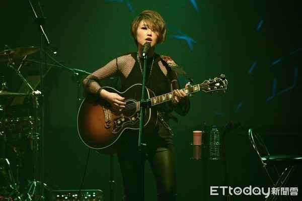 陈央透视黑劲装飙唱《黑色黑色》一登场兴奋欢唿：好多头!