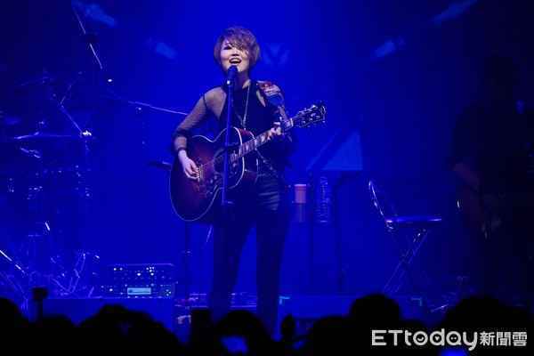 陈央透视黑劲装飙唱《黑色黑色》一登场兴奋欢唿：好多头!