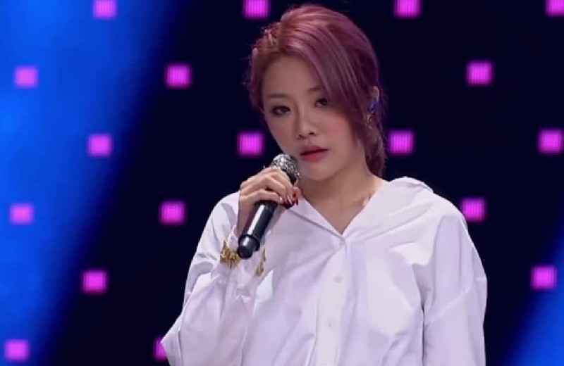 《青春有你》2选手大胆与蛇对话，粉丝惊呼，真女汉子