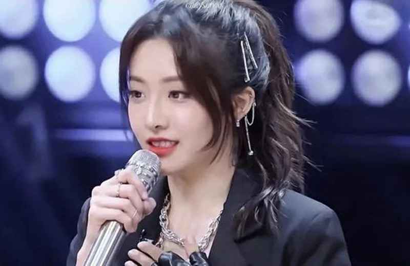 《青春有你》2选手大胆与蛇对话，粉丝惊呼，真女汉子