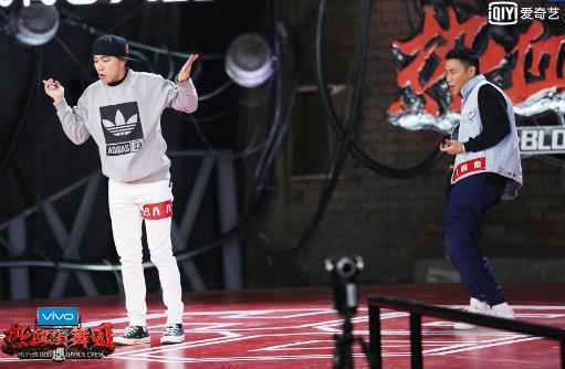 《热血街舞团》1v1PK淘汰赛诞生30强 四位召集人艰难抉择“痛下杀手”