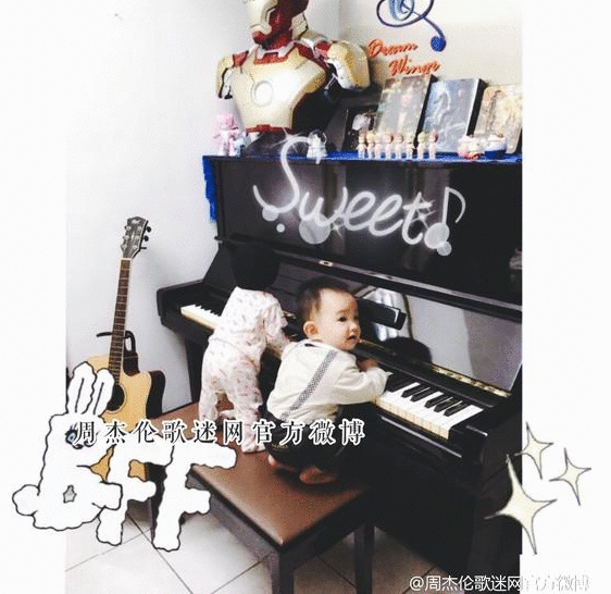 会站了！小周周扶琴站立 戴周董同款帽
