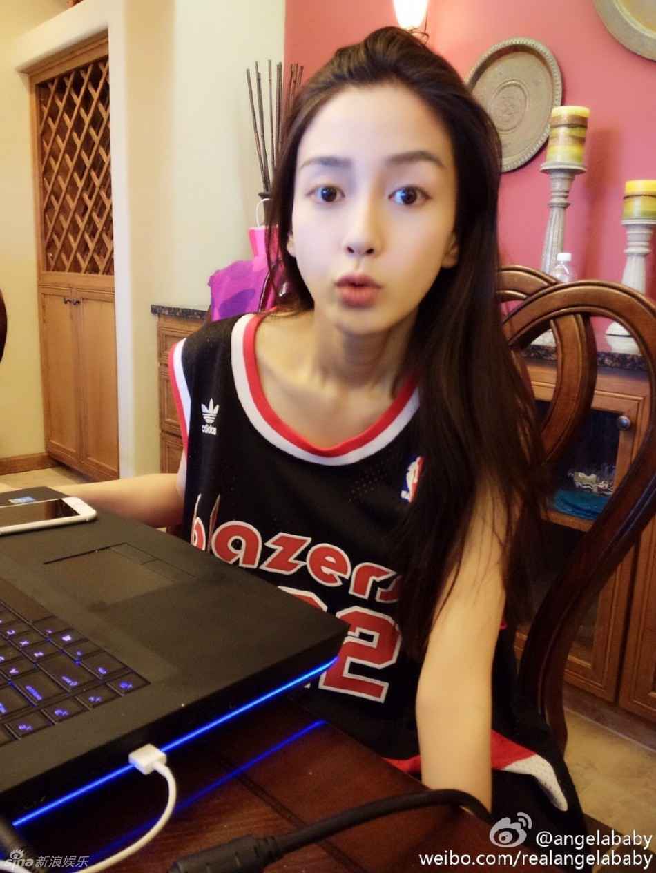 angelababy运动装露性感锁骨