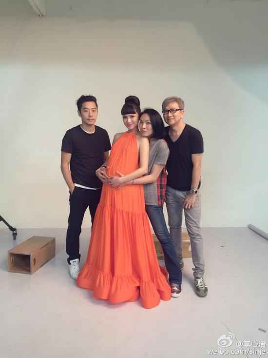 李心洁怀双胞胎拍照 长裙显孕肚