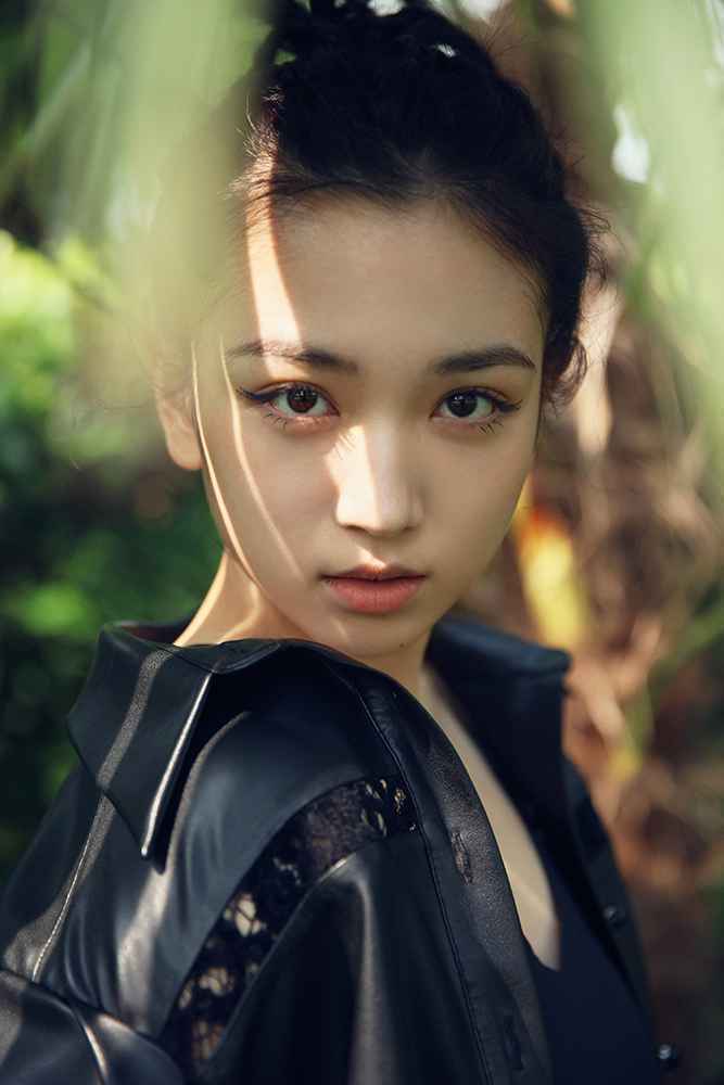 代露娃ALL BLACK装扮亮相上海时装周，甜酷兼并彰显超强可塑性