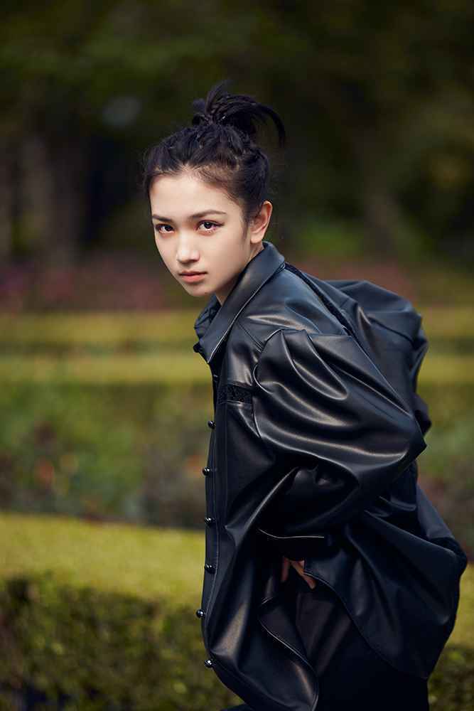 代露娃ALL BLACK装扮亮相上海时装周，甜酷兼并彰显超强可塑性