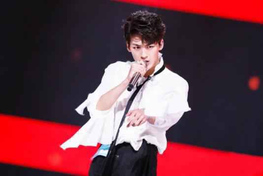 创造营首次公演,何洛洛用《lesion》反转舞台,引爆全场