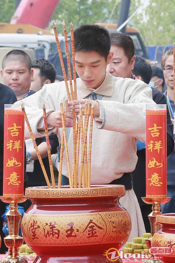 王锵任尔冬升新片主演 《海的尽头是草原》演蒙古少年