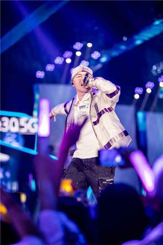 那吾克热搭档许魏洲 再唱《飘向北方》