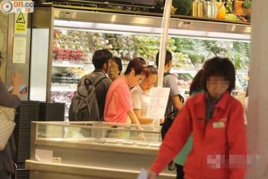 谢霆锋母亲低调买菜被拍 被问王菲怀孕闭口不答