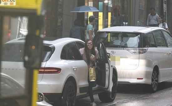 熊黛林爱情事业两得意 开新座驾自拍卖萌