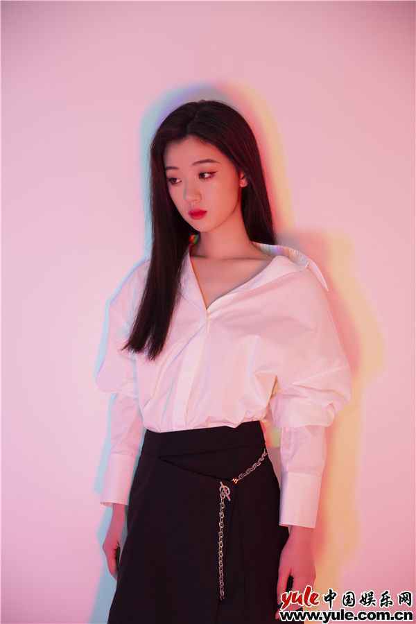 单依纯冷温成长单曲《分身》上线 与自我对话拥抱成长