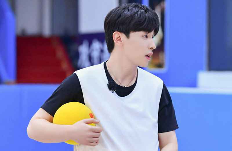 《极限挑战》“萌萌伦”主动献吻岳云鹏，网友：拿错剧本了？