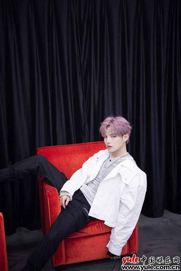 朱星杰生日会首唱《幻想》 《山城少年》MV自传体引泪目