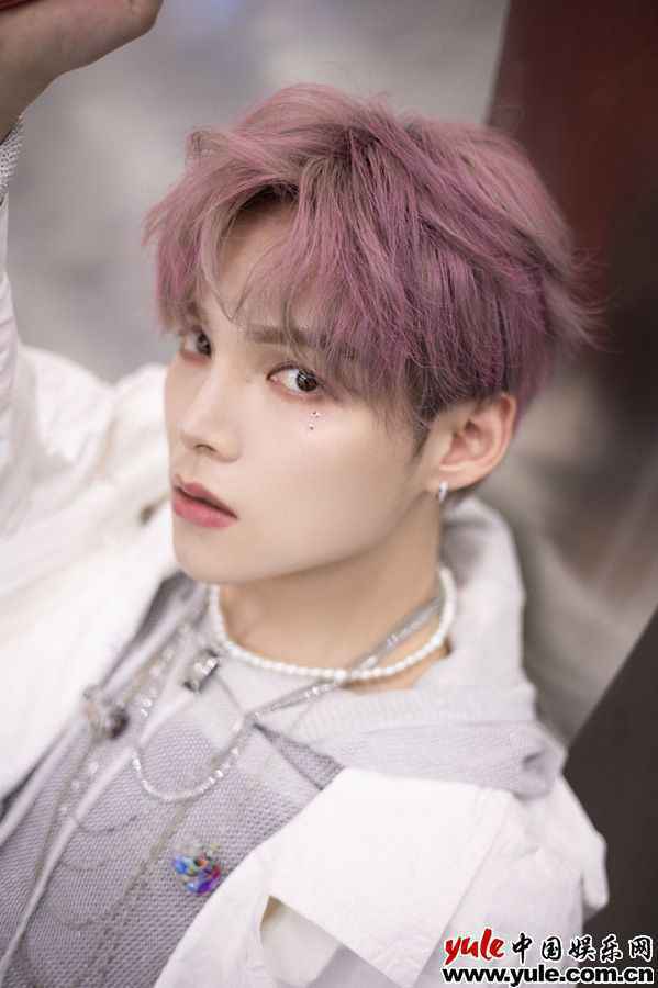 朱星杰生日会首唱《幻想》 《山城少年》MV自传体引泪目