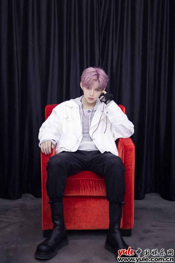 朱星杰生日会首唱《幻想》 《山城少年》MV自传体引泪目