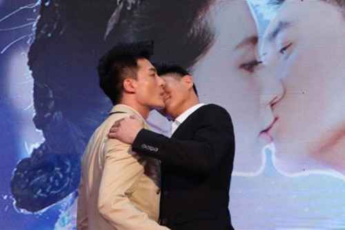 孙艺洲钟汉良当众基吻 粉丝:男神收割机