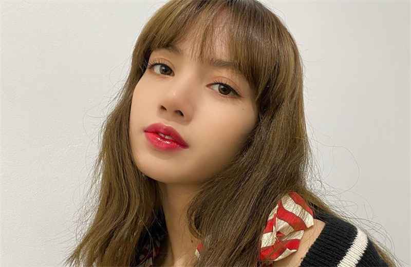 lisa粉丝众多，《青你2》由此受到全世界关注，其治愈笑容俘获人心