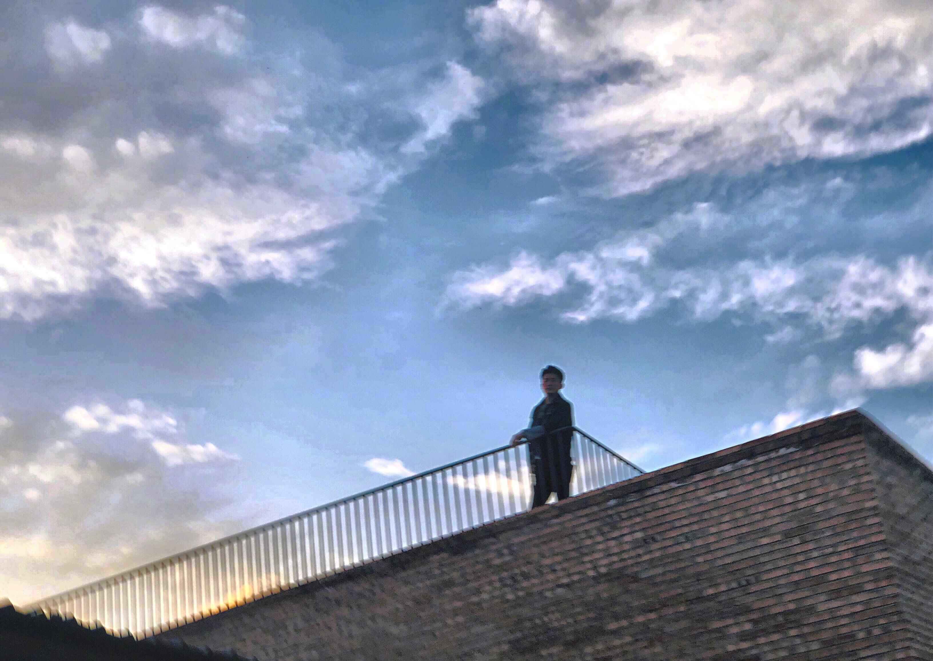 孙艺洲美景美食两不误 质感生活惹人羡慕