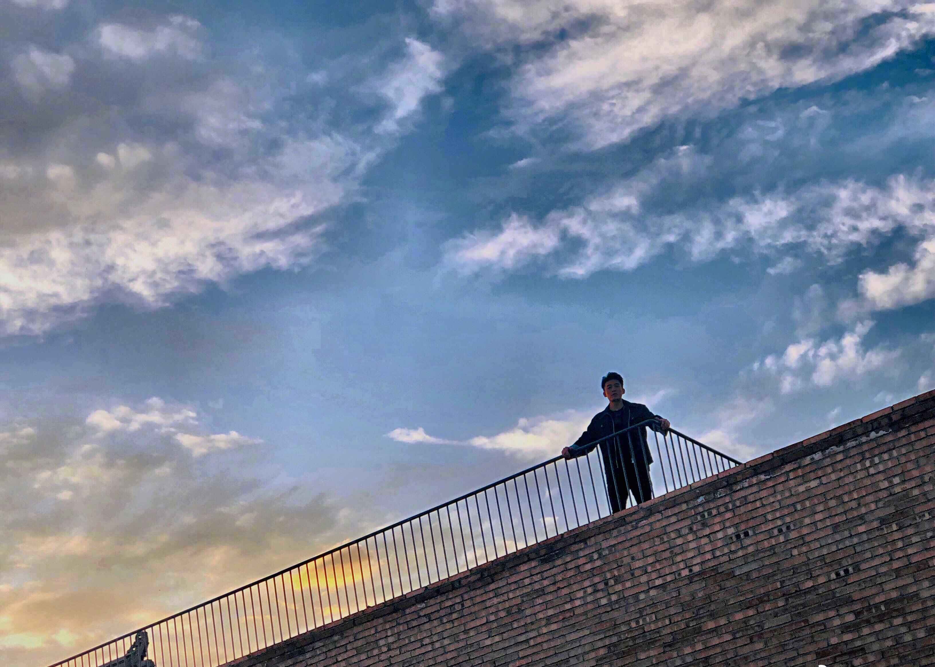 孙艺洲美景美食两不误 质感生活惹人羡慕