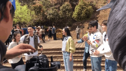 何超莲陪窦骁录节目狂撒糖 玩额头吻同框自拍甜蜜