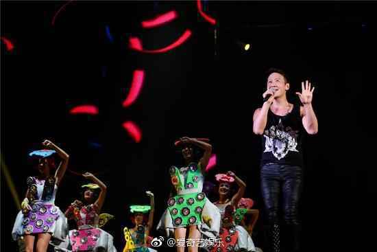 黎明演唱会遭主办方拖款为歌迷坚持开唱