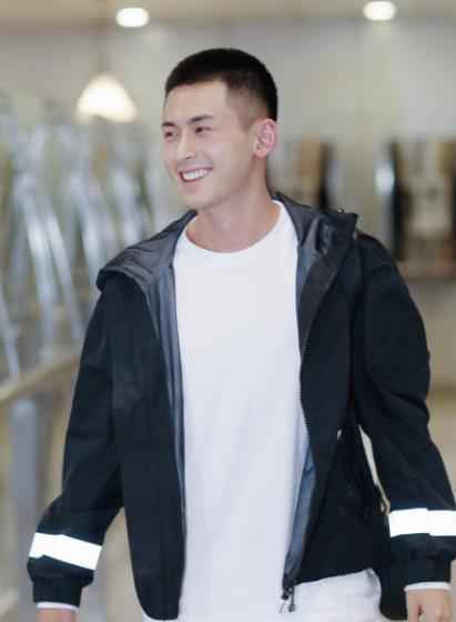 张哲瀚最新机场照曝光 新戏《谁都渴望遇见你》法国戏份引期待